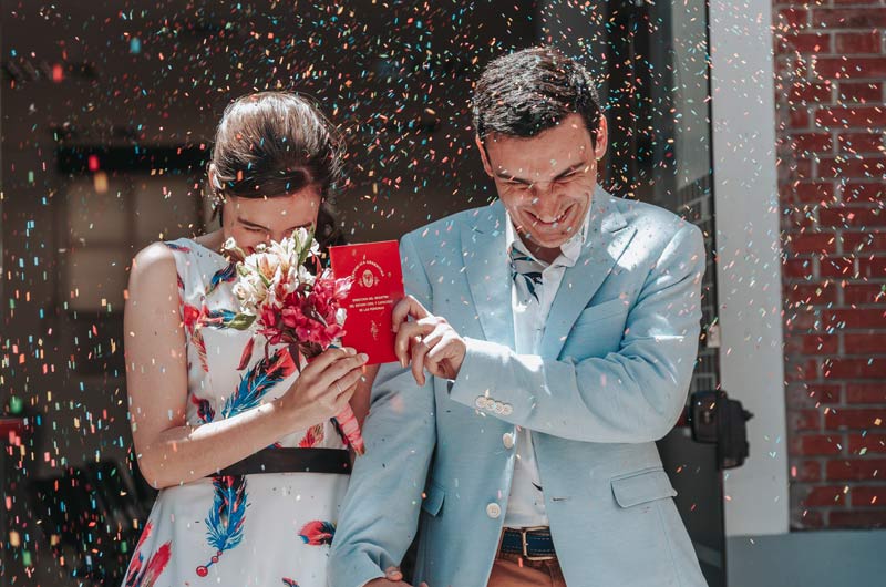 Novios lluvia de arroz de colores