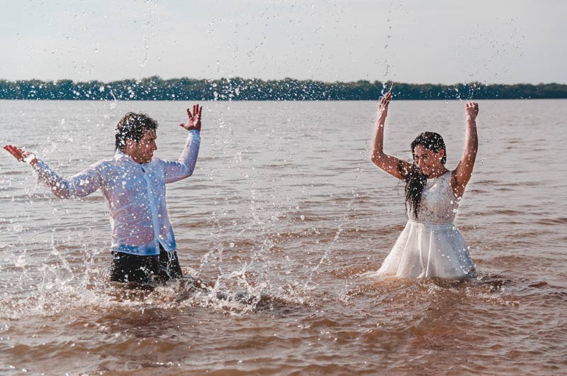 Novios en el agua